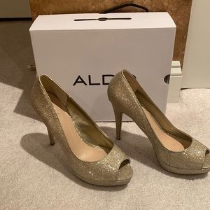 Gold glitter platform pumps